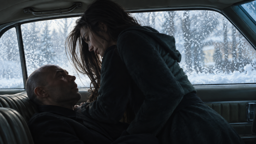 イメージ： 映画『ANORA アノーラ』のラストで雪景色の車内でアニがイゴールのキスを拒絶