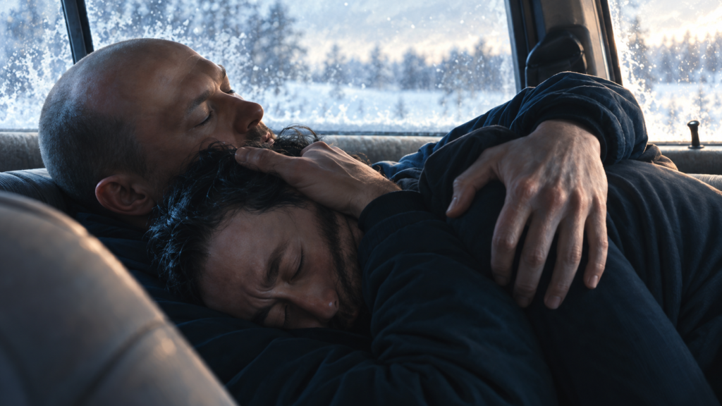 イメージ:映画『ANORA アノーラ』でのラストシーンのイゴールとアニ